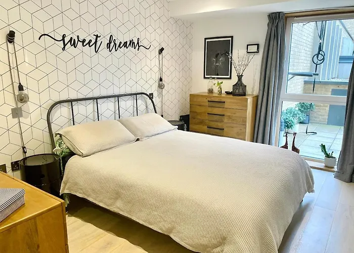 Stylish & Modern 2-Bed London Apartment With Private Terrace
