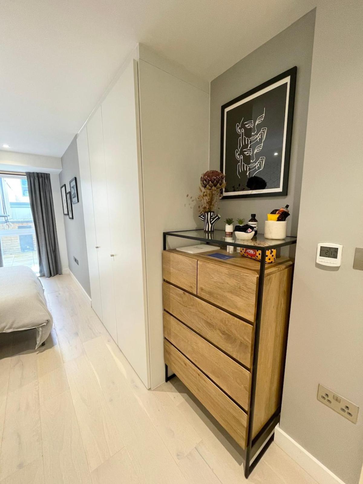 Stylish & Modern 2-bed With Private Terrace Londra