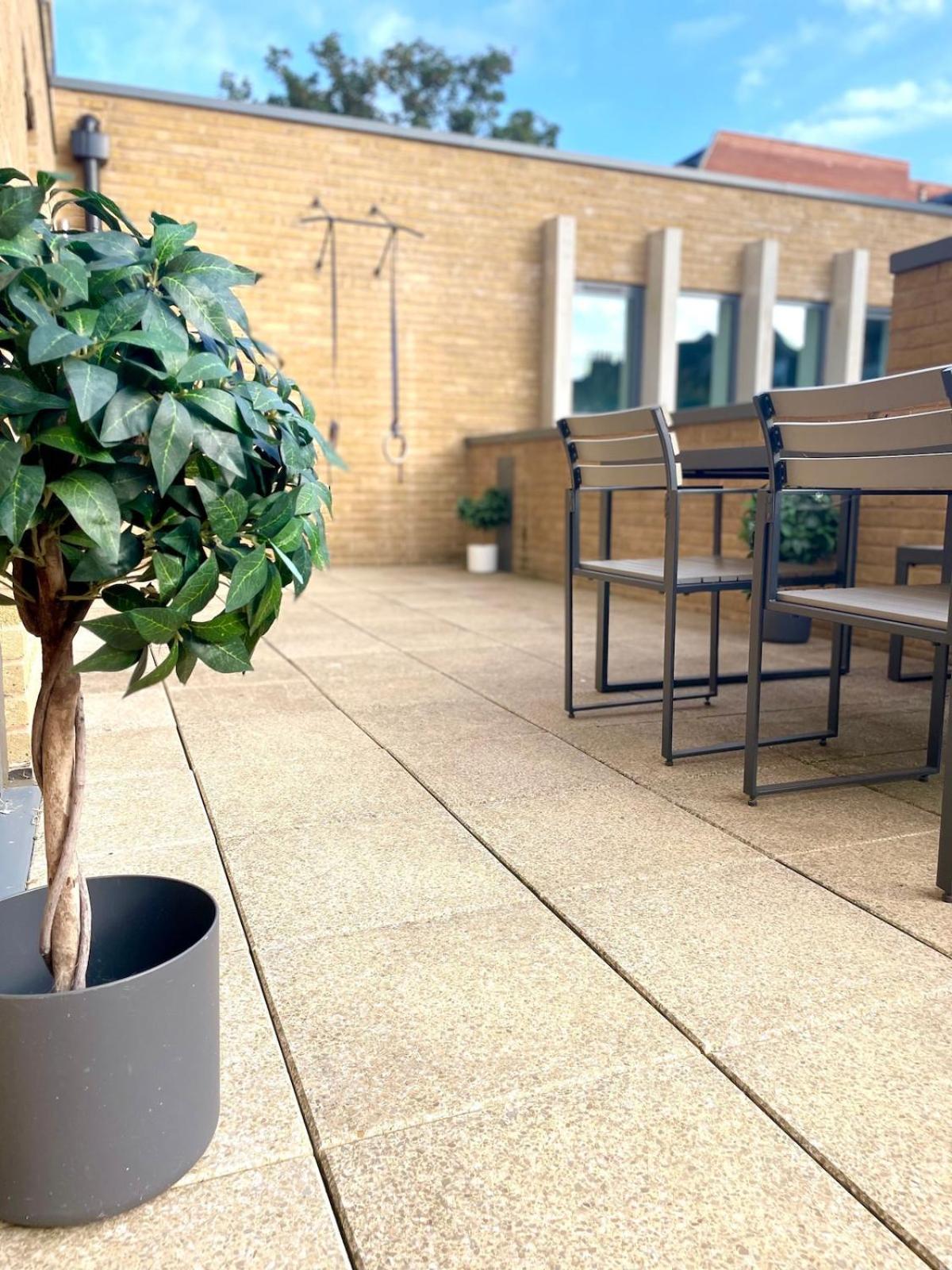 Stylish & Modern 2-bed With Private Terrace Londra